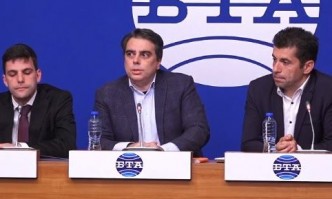 Премиерът Кирил Петков вицепремиерът Асен Василев и членове на Изпълнителния
