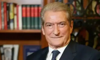 Албанският опозиционен лидер Сали Бериша е официално обвинен в корупция