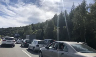 Километрично задръстване се е образувало по магистрала Хемус в посока