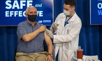 Американският вицепрезидент Майк Пенс се ваксинира в ефир