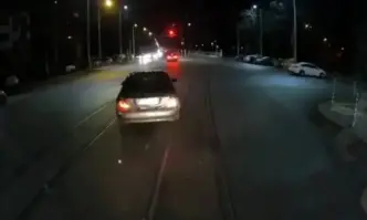 Шофьор предизвика катастрофа засичайки трамвай в София и избяга от