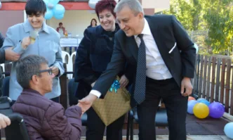 Кметът на Благоевград посети Център за деца и младежи с увреждания Св. Йоан Рилски за патронния празник