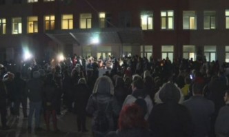 Най малко 400 души се събраха пред болницата във Враца