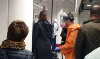 Презастраховане: Човек с противогаз, ботуши, ръкавици и наметало беше забелязан на летище (СНИМКИ)