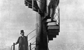 Продават част от емблематичните стълби на Айфеловата кула на търг