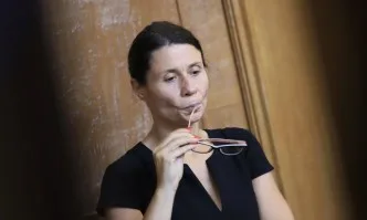 Депутат от ДБ твърди, че не се е готвило присъствено обучение, Денков нарече думите ѝ безотговорни