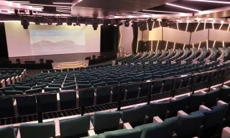 Покрив на театър рухна върху публиката в Лондон