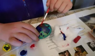 Неделно училище боядисва яйца онлайн