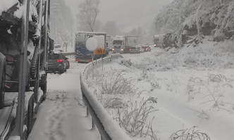 Снежна блокада на пътя Враца – Ботевград