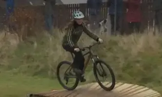 Принцът и принцесата на Уелс показаха уменията си да карат