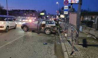 Гонки със скъпи автомобили в столицата, катастрофа по чудо се размина без жетви (СНИМКИ)