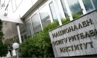 Близо 900 000 пенсионери започват да получават от днес увеличените