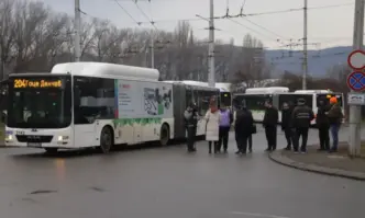 Служители на градския транспорт в София излязоха на мирен протест