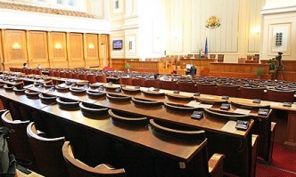 Депутатите продължават с правилника си, изслушват и министър Сербезова