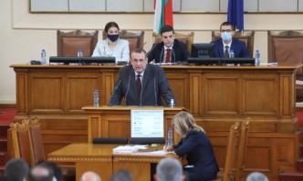 Дневният ред на управляващите вече 6 месеца няма нищо общо