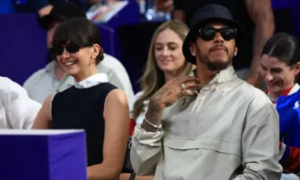 Люис Хамилтън, Аня Тейлър Джой и Нина Добрев на море в Гърция