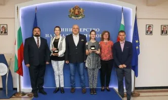Министър Кралев награди шампионката от Европейското училищно първенство по шахмат Петя Краиванова