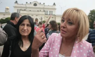 ОТ АРХИВА – Манолова: Костов ограби българските пенсионери и ги прати да ровят в кофите