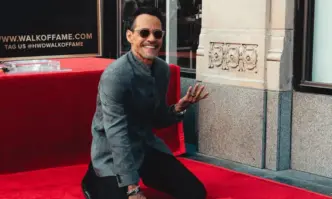 На церемонията го изненада приятелят му Дейвид Бекъм Певецът Марк