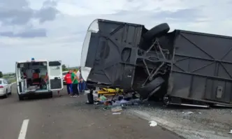 Автобус катастрофира и се обърна на АМ Тракия, има ранени