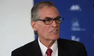 Винсент Кампос е бивш дипломат стратег и анализатор в сферите