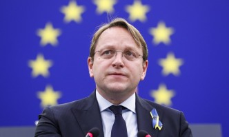 Еврокомисарят по разширяването Оливер Вархеи пристига на визита в България