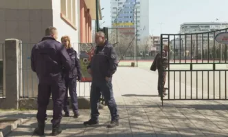 Ученици бяха евакуирани Десетки училища в София Варна и Бургас