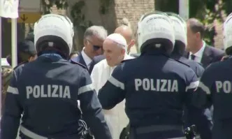 Папа Франциск се завърна във Ватикана 10 дни след операцията (СНИМКИ)