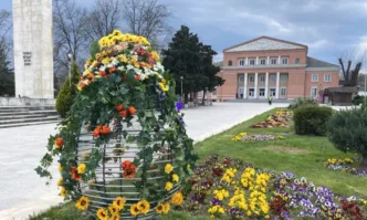 От вчера великденски яйца от цветя красят центъра на Луковит