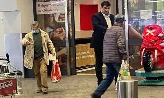 Мутри вън агитират със запалка, диск и визитка