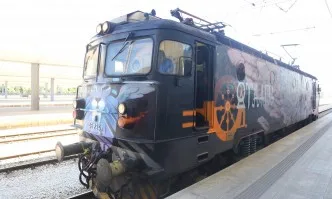 Влак с изрисуван локомотив ще пътува между София и Бургас (СНИМКИ)