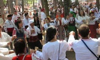 Холивудска звезда празнува годишнина с българска носия в Жеравна