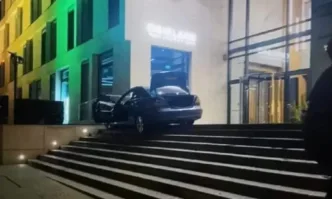 Шофьор опита да влезе с автомобила си в бизнес център на Цариградско шосе