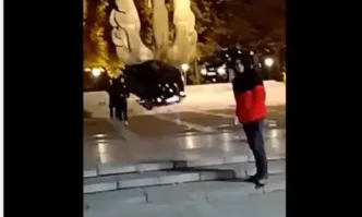 Джипове се качиха по стъпалата на Паметника на Съединението в Пловдив (ВИДЕО)