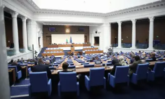 Парламентът отложи за 2026 година новия механизъм за изчисляване на такса смет