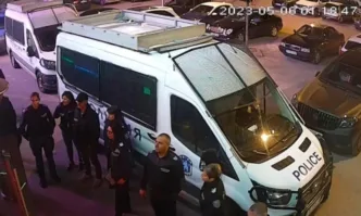 Офицер от спецслужбите е бил държан над два часа гол