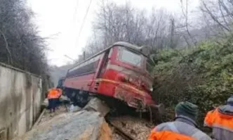 Машинистите на дерайлиралия влак край Трявна: След 20 метра ни очакваше пропаст, но се спасихме
