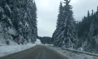 АПИ предупреждава шофьорите да тръгват на път подготвени за зимни условия