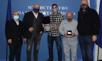 Министър Кралев награди Ивайло Иванов за бронзовия медал на Мастърс турнира в Доха