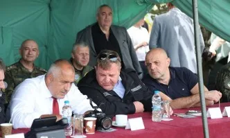 Борисов, Каракачанов и Дончев изгледаха ракетно учение край нос Емине