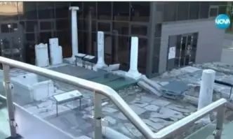 Действията им са заснети от една от охранителните камери на