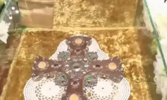 Частица от Светия кръст на който е разпнат Христос пристигна