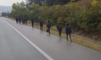 Сигнал: Група мигранти се разхожда свободно на АМ Тракия