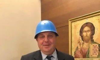Спазено обещание: Каракачанов отиде със синя каска на коалиционния съвет