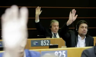 Имунитетът на двама евродепутати беше отнет от европейски депутати след