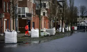 Бурята Хенк вилнее - жертва, транспортен хаос и стотици предупреждения за наводнения в Англия (ВИДЕА)