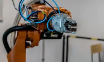 Индустриален робот в Южна Корея премаза до смърт един от