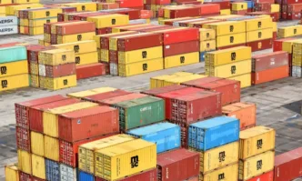 Влизат в сила новите американски мита върху канадски мексикански и