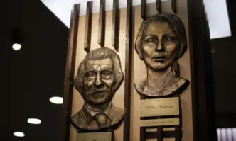 Сатиричният театър постави скулптурни маски на Невена Коканова и Георги Парцалев