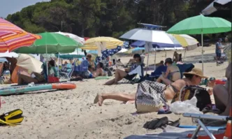 Как българинът оцелява сред заговори, докато плажува в Гърция